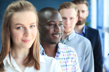 Obraz premium Happy smiling business team standing in a row at office