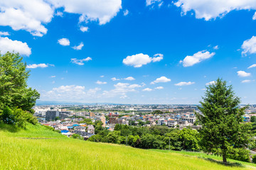 青空と住宅街