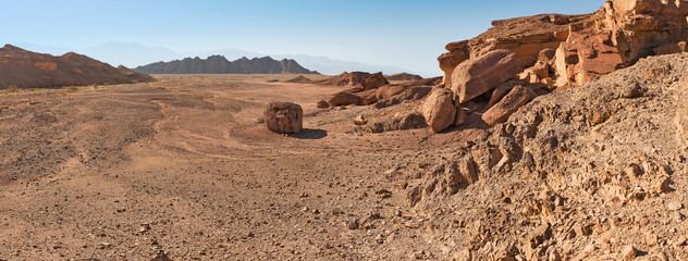 Woestijn- en bergcanyons