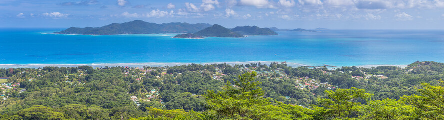 Fototapeta na wymiar panorama de la Digue, Seychelles 