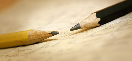 Obraz premium Website banner of two pencils on old paper - blog concept