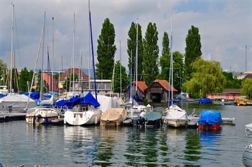 Fototapeta na wymiar Hafen der Stadt Zug, am Zugersee , Schweiz, Europa. Schiffe vor Bootshäuser