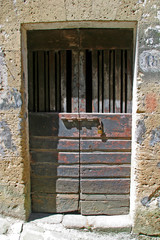 Toscana,Grosseto,il paese di Sorano.Una porta.