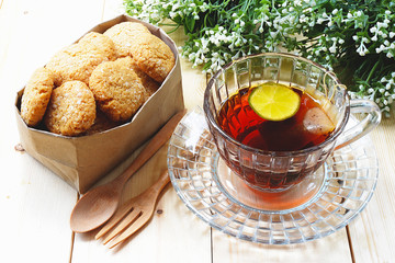 Hot lemon tea with oat cookies.