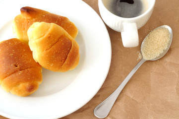 colazione al bar,espresso e tre piccoli croissant, con un cucchiaino di zucchero di canna.