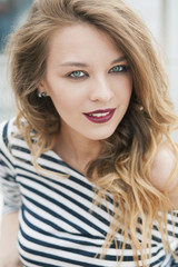 протрет красивой девушки в тельняшке с зелеными глазами