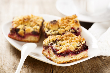 Plum pie with streusel