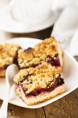 Plum pie with streusel