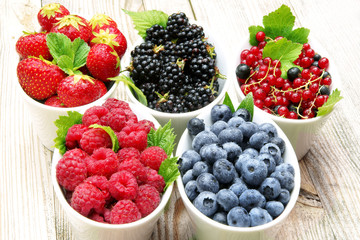 Beerenfrüchte, Erdbeeren, Himbeeren, Berries, Brombeeren, Heidelbeeren, Johannisbeeren, in Schälchen, frisch, mit Blättern