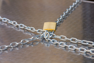 Fototapeta na wymiar chains attached by a padlock