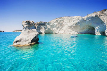 Obraz premium Żaglówka w pięknej zatoce, Milos wyspa, Grecja