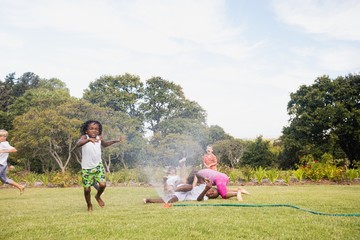 Obraz premium Kids playing together during a sunny day