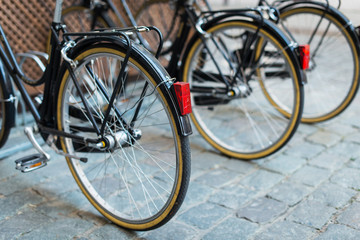 Obraz premium Black vintage bicycles in a bike stand
