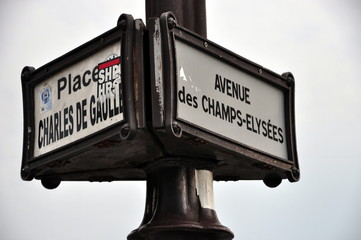 Pariser Straßenschild: Place Charles de Gaules - Avenue des Champs-Elysées