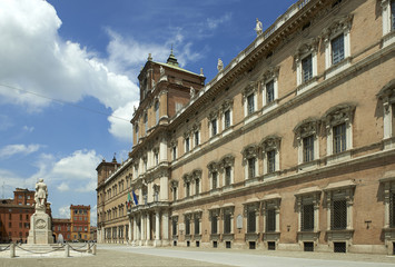 Fototapeta na wymiar modena palazzo ducale