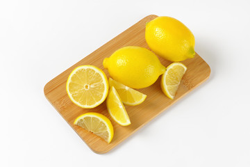 whole and sliced lemons
