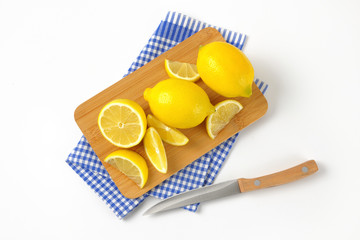 whole and sliced lemons