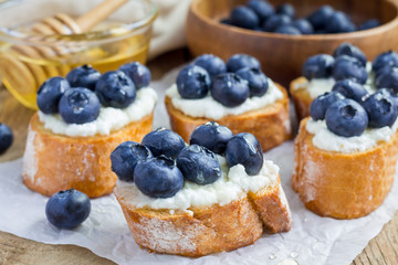 Crostini with ricotta cheese, blueberries and honey