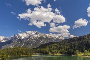 Fototapeta na wymiar Weiß-blauer Wolkenhimmel über dem Lautersee und Karwendel