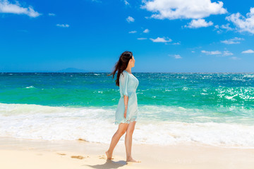 Fototapeta na wymiar Young beautiful Asian girl on the tropical beach