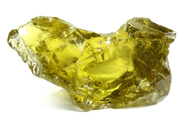 Citrin Rohstein aus Brasilien isoliert auf weißem Hintergrund