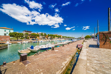 Naklejka premium molo z budynkami i łodziami