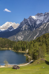 Fototapeta na wymiar Der Lautersee umrahmt von den Gipfeln des Karwendelgebirges