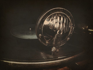 Head with an old gramophone needle on the vinyl disc © plus69