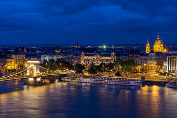Fototapeta na wymiar Looking across the Danube River to the Chain Bridge and St Stephens Basilica
