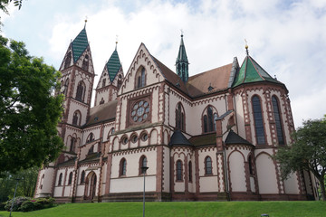 Fototapeta na wymiar Seitenansicht der Herz-Jesu-Kirche in Freiburg