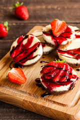 Mini cheesecake with strawberries and chocolate