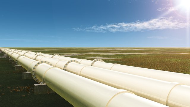 Pipelines in Sommerlandschaft