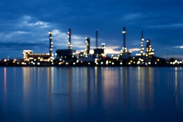 Obraz premium Beautiful bokeh of oil refinery factory in morning time.