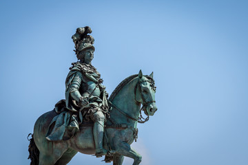 Fototapeta na wymiar statue of King Jose on the Commerce square (Praca do Comercio) i