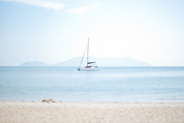 Obraz premium white sailboat in the sea and hot summer sunny day