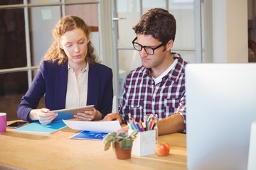 Obraz premium Two colleagues working together 