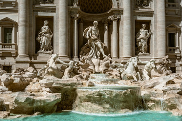 Fototapeta na wymiar The fountain de Trevi (Fontana di Trevi), sculpture and water, Rome, Italy