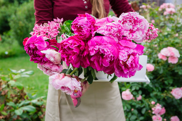Eine junge Frau arbeitet im Garten