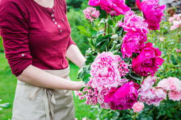 Eine junge Frau arbeitet im Garten