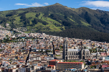 Quito centro historico, Bas&iacute;lica del Voto Nacional y Monte Pichincha