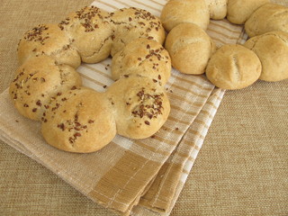 Brötchenring aus Dinkel und Brötchenring mit Leinsamen