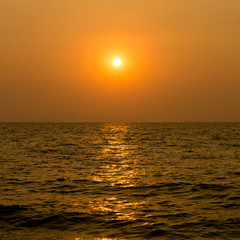Obraz premium Beautiful sunset above the sea