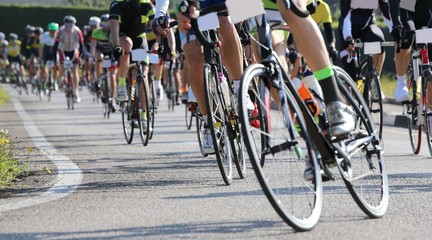 Rad- und Radprofis beim Radrennen auf asphal