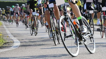 Abwaschbare Fototapete Fahrräder Rad- und Radprofis beim Radrennen auf asphal