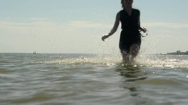 девушка бежит в воде