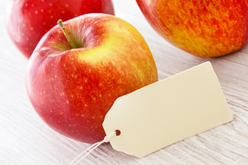 Äpfel und Label