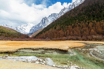 Fototapeta na wymiar Yading national level reserve in Daocheng, Sichuan