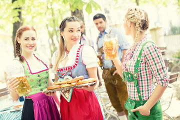 Gruppe Freunde im Biergarten Oktoberfest
