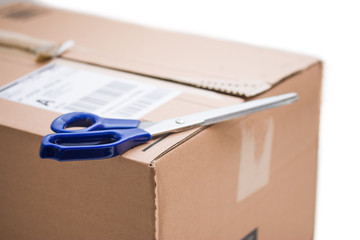 Paket mit Schere