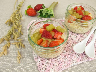 Overnight-Oats mit Rhabarber und Erdbeeren